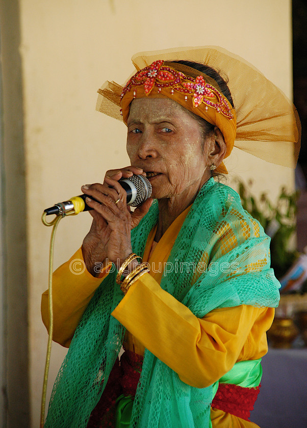 Burma - 01273 
 Singer at Shwezigon Pagoda, Nyaung U & Wetkyi-in. 
 Keywords: Myanmar, Asia, women, female, Bagan, Woman, Burma