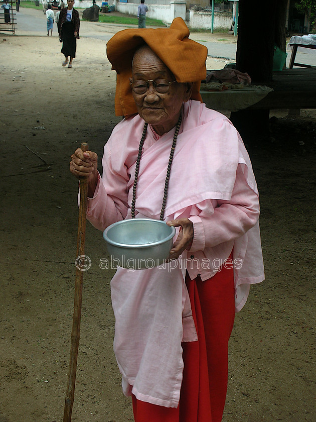 Burma - 00735 
 Nun with begging bowl, Mandalay - Mingun Tour 
 Keywords: Asia, Bagan, female, nun, religion, OCCUPATION, Woman, women, Portrait, Burma, Myanmar