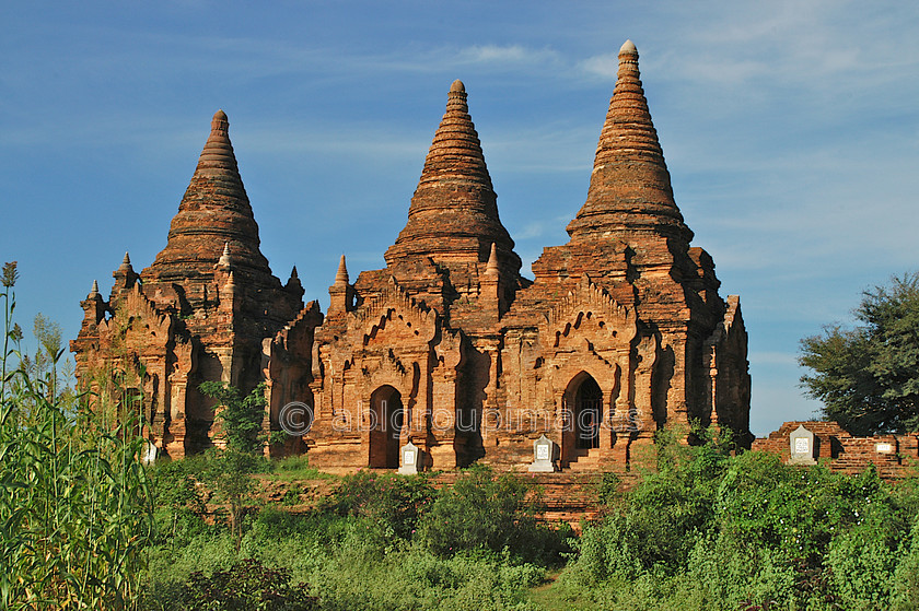 Burma - 00321 
 Bagan Plain - Temples of Bagan The spectacular plain of Bagan in which stand thousands of Stupas and Pahto (temples) adjacent to the Ayeyarwady (Irrawaddy) River 
 Keywords: Asia, Ayeyarwady River, Landscape, architecture, Bagan, Myanmar, building, religious building, Stupa, Burma