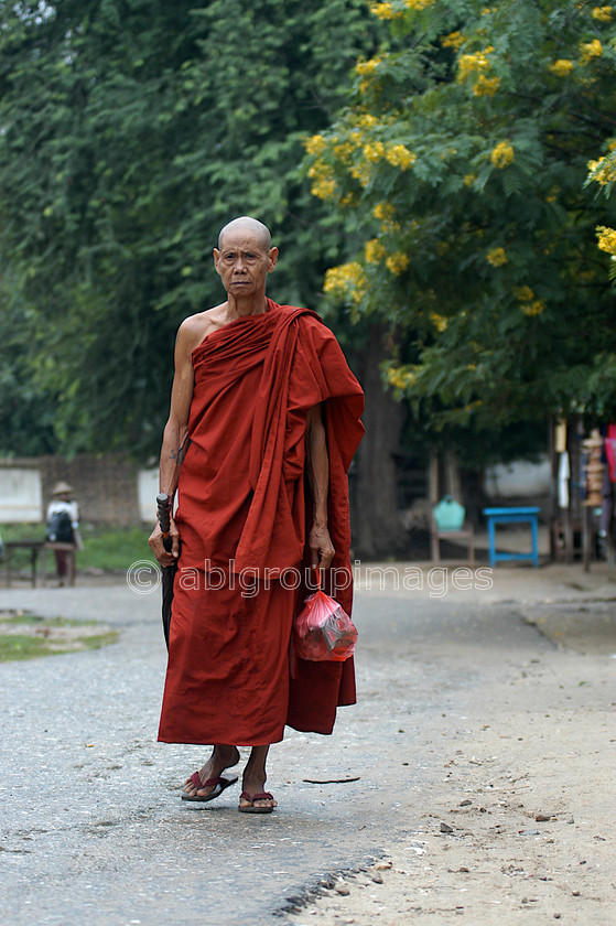 Burma - 00736 
 Monk with umbrella and shopping walking down the street, Mandalay - Mingun Tour 
 Keywords: Burma, Myanmar, Asia, monk, Portrait, religion, Man, OCCUPATION, Bagan, male