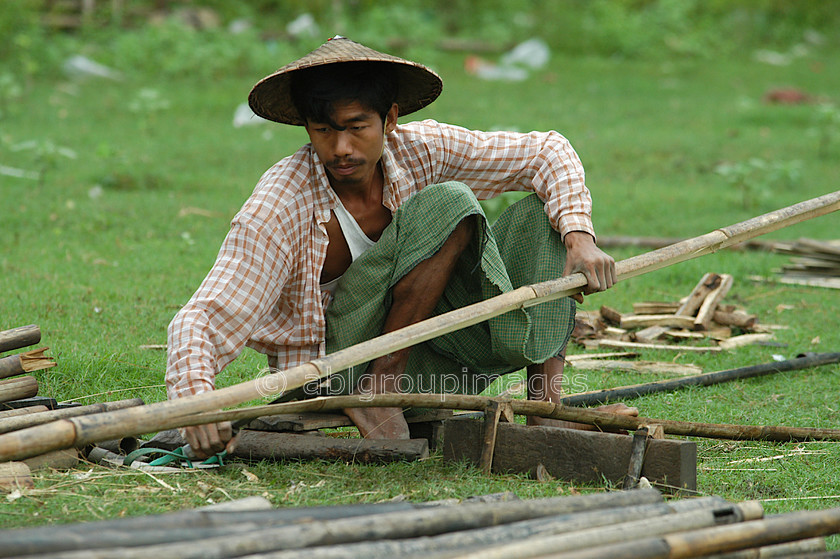 Burma - 00816 
 Splitting a bamboo pole with machete, Mandalay - Mingun Tour 
 Keywords: manual laborer, Asia, male, Portrait, Bagan, Burma, Myanmar, Man