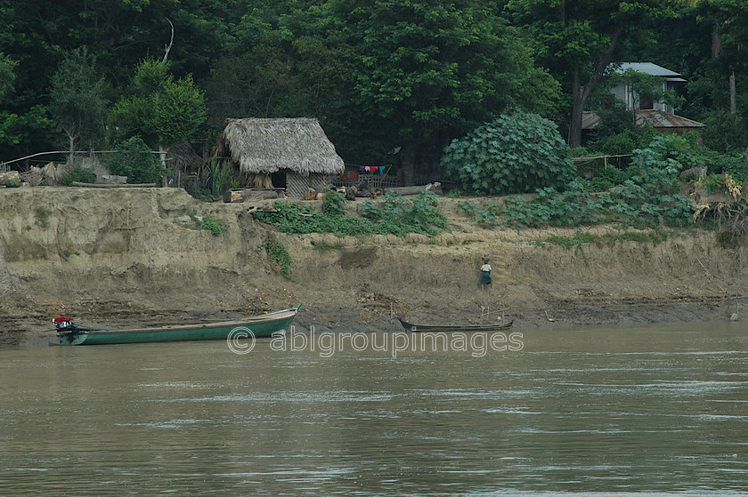 Burma - 00474 
 River Boats and house on the banks of the Ayeyarwady River, Myanmar - Bagan - Mandalay 
 Keywords: Burma, river boats, Ayeyarwady River, Bagan, river boat, Asia, transportation, Myanmar, water transportation