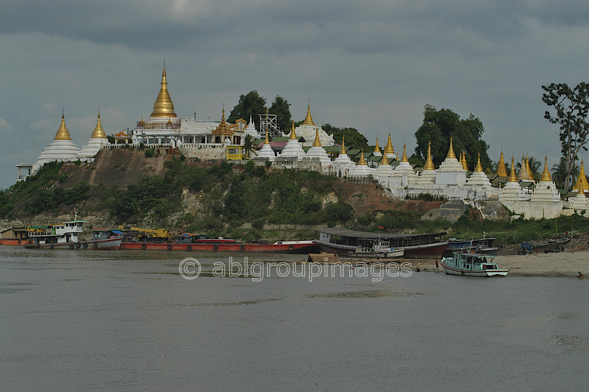 Burma - 00501 
 Stupa's on banks of Ayeyarwady River, Myanmar - Bagan - Mandalay 
 Keywords: Ayeyarwady River, Burma, Asia, Myanmar, Bagan