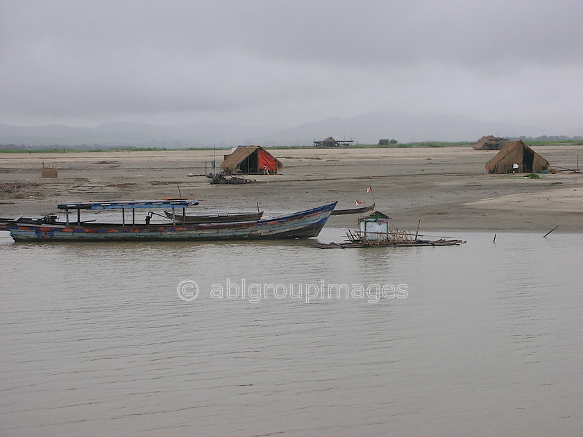 Burma - 00715 
 Fishermans huts on Ayeyarwady River, Mandalay - Mingun Tour 
 Keywords: water transportation, OCCUPATION, Bagan, Burma, fisherman, Myanmar, Asia