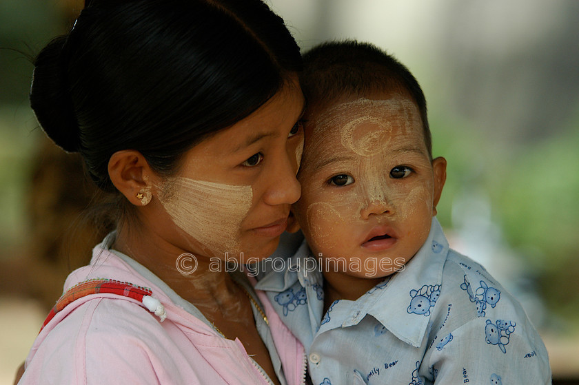 Burma - 00753 
 Mother and Child, Mandalay - Mingun Tour 
 Keywords: female, Myanmar, child, Bagan, Burma, Woman, women, Asia, Baby, mother, Portrait