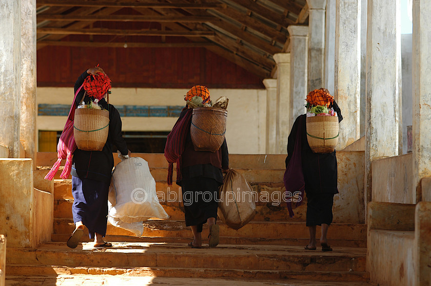 Burma - 01982 
 Inle Lake - Shan ladies laden from the market showing typical shan headdress 
 Keywords: Woman, Asia, Myanmar, women, female, Burma