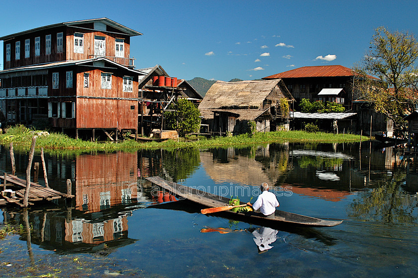 Burma - 01747-V2 
 Inle Lake - Back with the shopping 
 Keywords: Asia, Burma, canoe, canoes, , Home, Inle Lake, lake, Myanmar, scenery, transportation, water, water transportation,